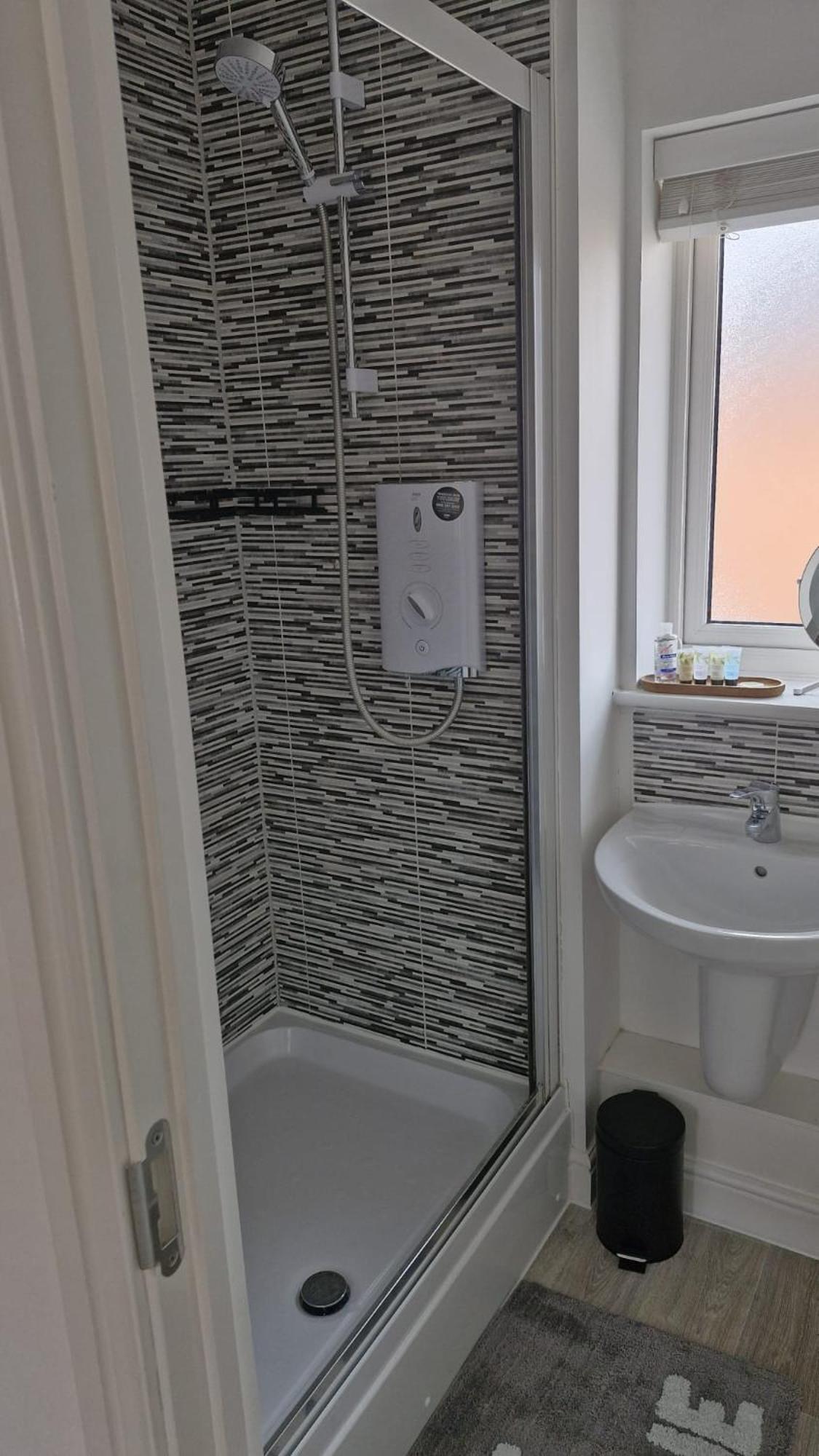 Modern Double Room With En-Suite, Parking & Fast Wifi - Close To Beach Sandgate Buitenkant foto